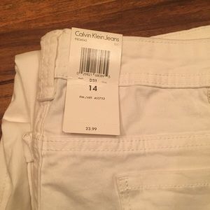NWT Calvin Klein white crop jeans